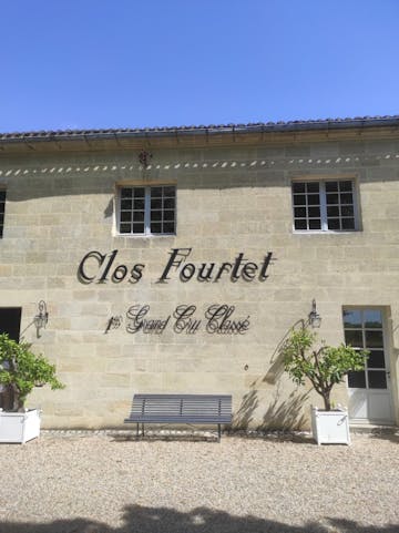 Découvrez l'excellence des grands crus de Saint-Émilion avec U'wine au Château Clos Fourtet.